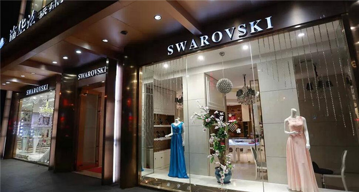 安阳婚纱摄影机构的橱窗设计