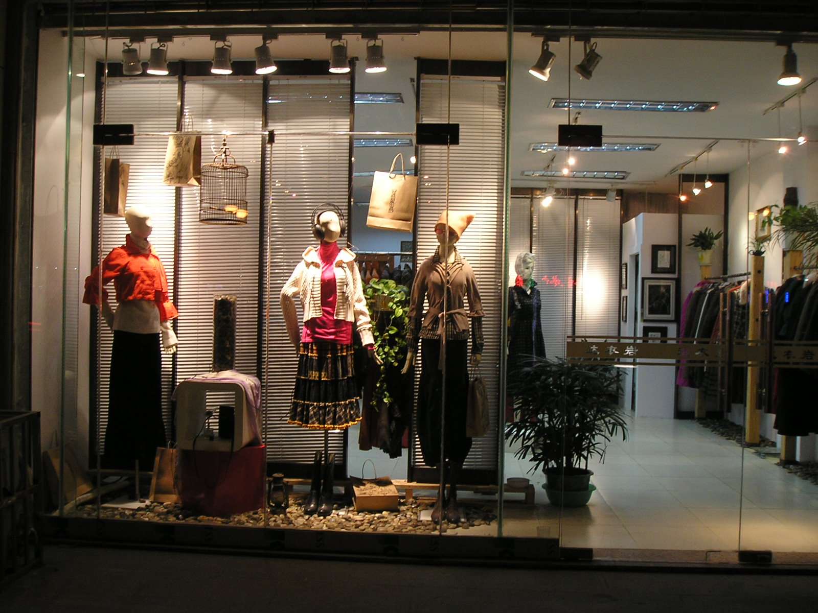 成都高档服装店装修